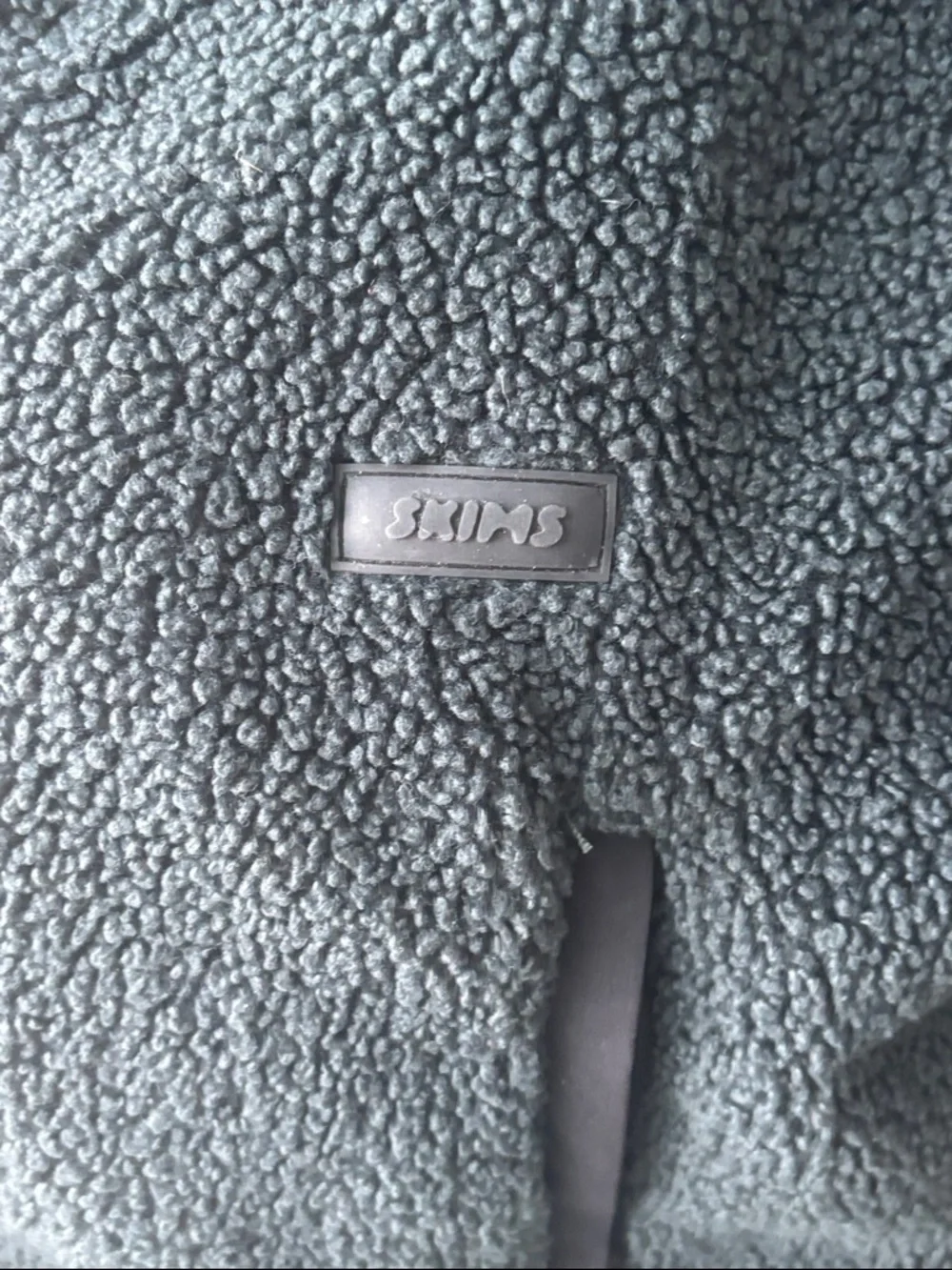 SKIMS Teddy Cropped Zip-Up Jacket - Picture 8 of 11